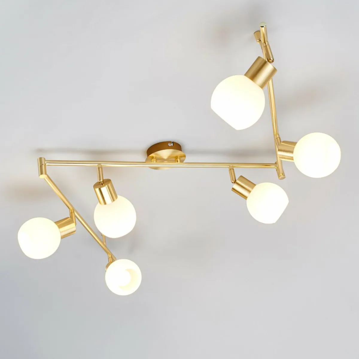 plafonnier_elaina___lampes_laiton_2.webp Shop Lindby Plafonnier Elaina à 6 lampes, laiton