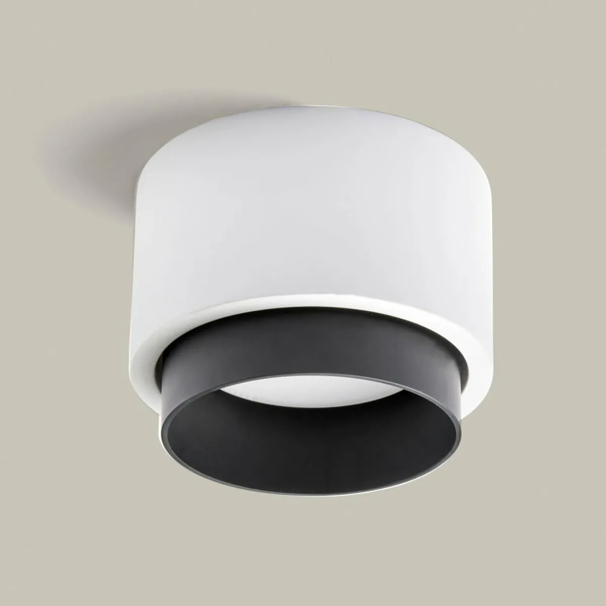plafonnier_syme_blancnoir_rond___cm_pltre_gx_0.webp Online TECNICO by Sforzin Plafonnier Syme, blanc/noir, rond, Ø 11 cm, plâtre, GX53
