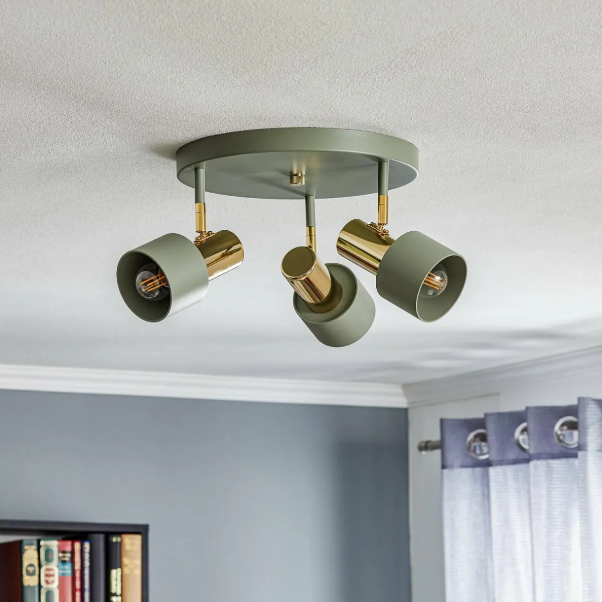 spot_pour_plafond_destin___lampes_vertlaiton_0.webp Fashion Argon Spot pour plafond Destin, à 3 lampes, vert/laiton