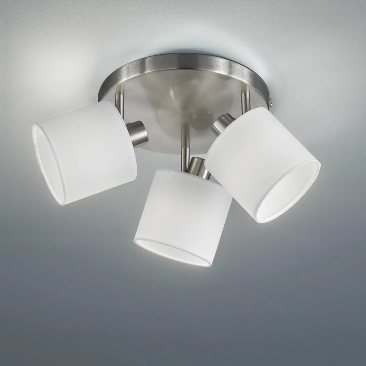 spot_pour_plafond_tommy_nickelblanc___cm__lampes_tissu_1.webp Clearance Reality Leuchten Spot pour plafond Tommy, nickel/blanc, Ø 25 cm, 3 lampes. tissu