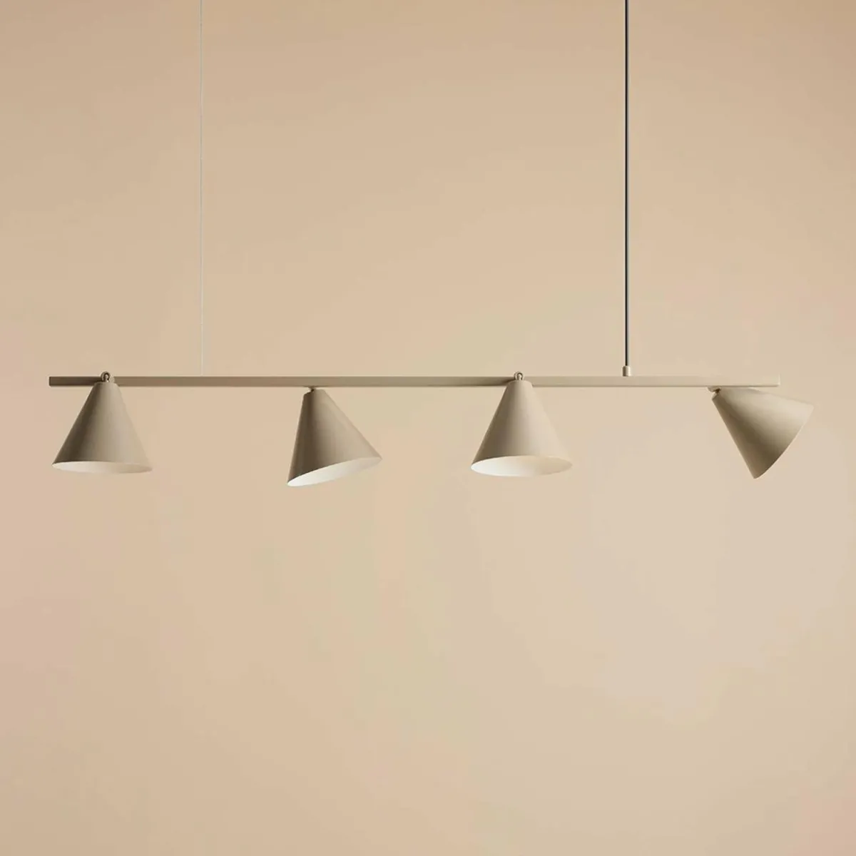 suspension_form__mtal_cne___lampes_beige_0.webp Clearance ALDEX Suspension Form 4, métal, cône, à 4 lampes, beige