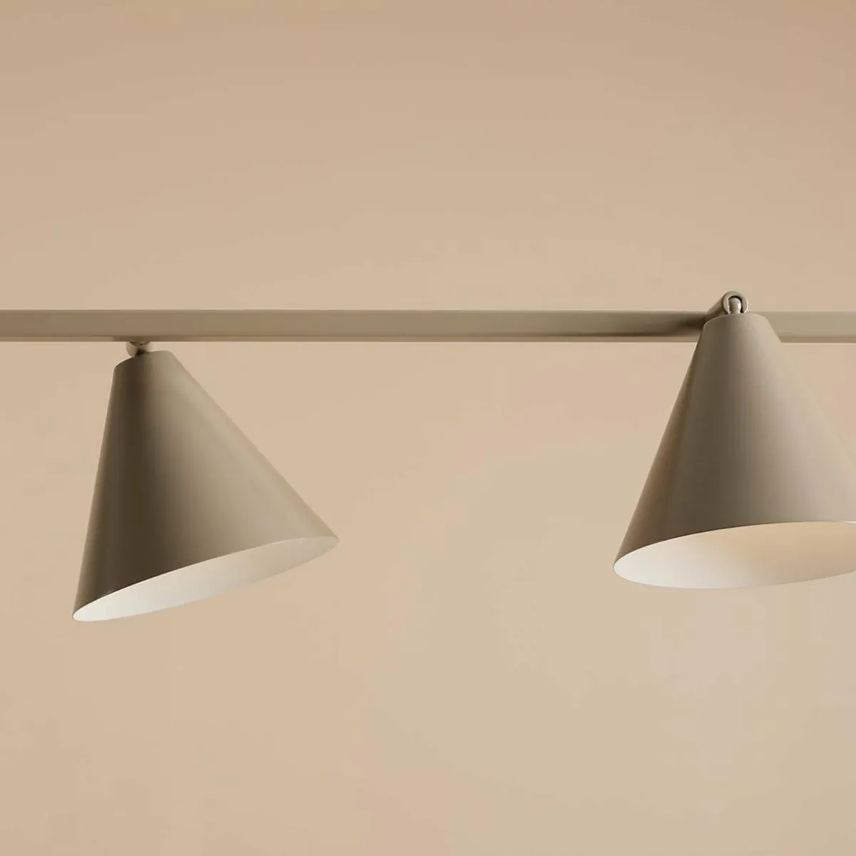 suspension_form__mtal_cne___lampes_beige_1.webp Clearance ALDEX Suspension Form 4, métal, cône, à 4 lampes, beige