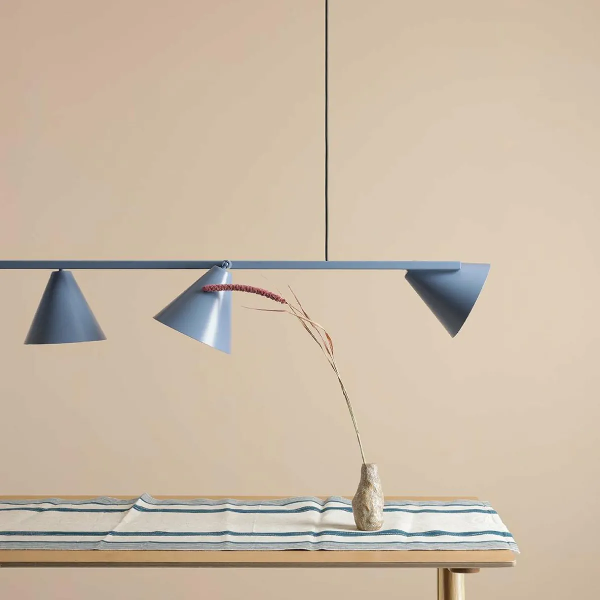 suspension_form__mtal_cne___lampes_bleu_clair_1.webp Shop ALDEX Suspension Form 4, métal, cône, à 4 lampes, bleu clair
