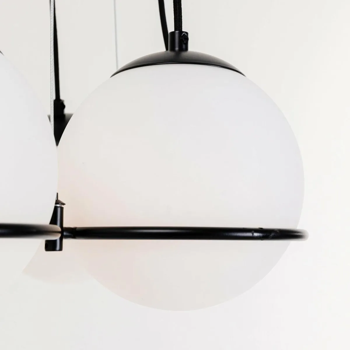 suspension_globes_de_kare_en_blanc_et_noir_1.webp Shop KARE Suspension Globes de en blanc et noir