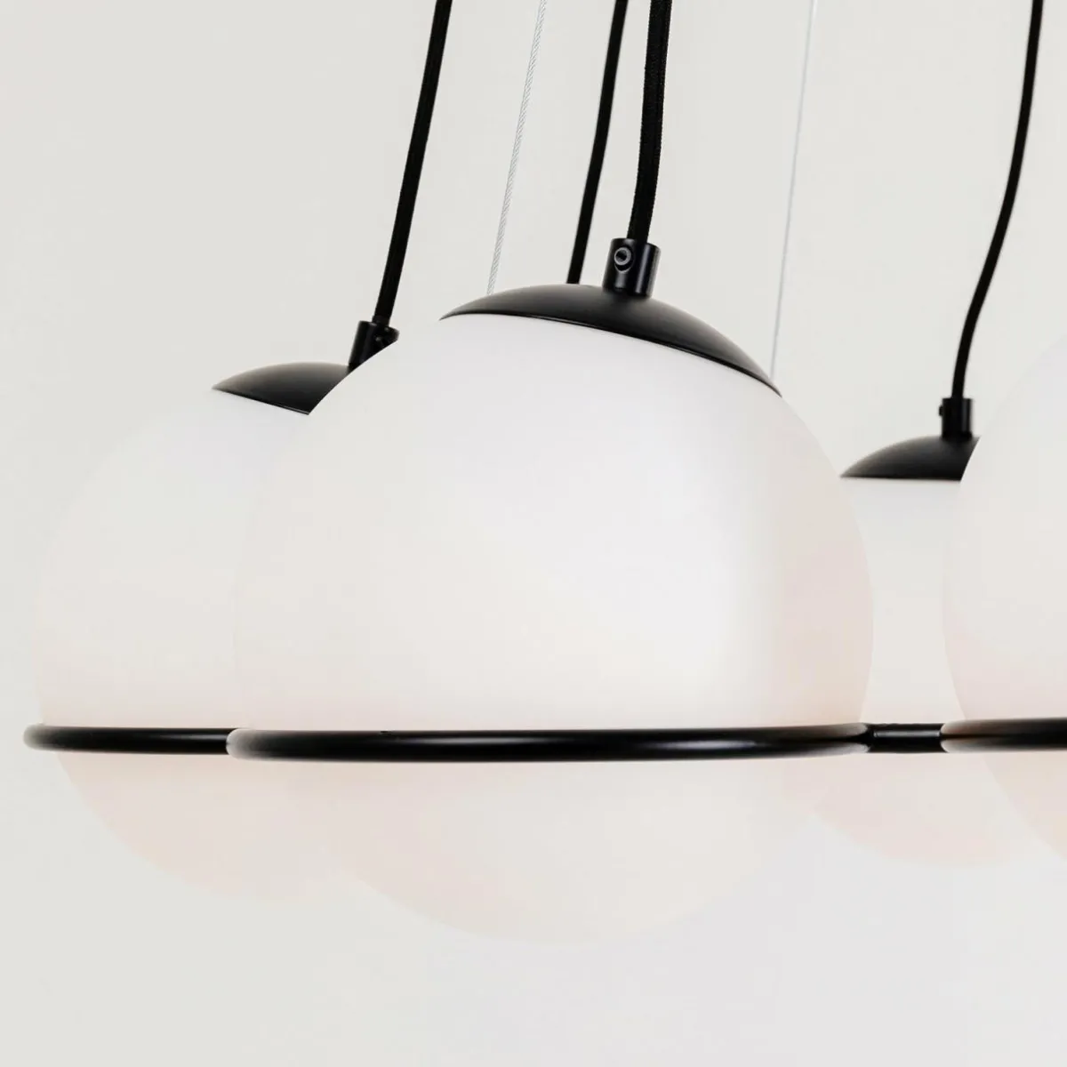 suspension_globes_de_kare_en_blanc_et_noir_2.webp Shop KARE Suspension Globes de en blanc et noir