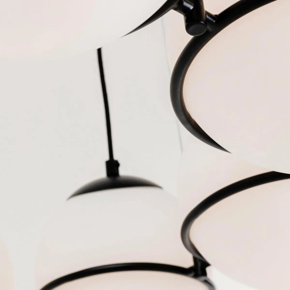 suspension_globes_de_kare_en_blanc_et_noir_3.webp Shop KARE Suspension Globes de en blanc et noir