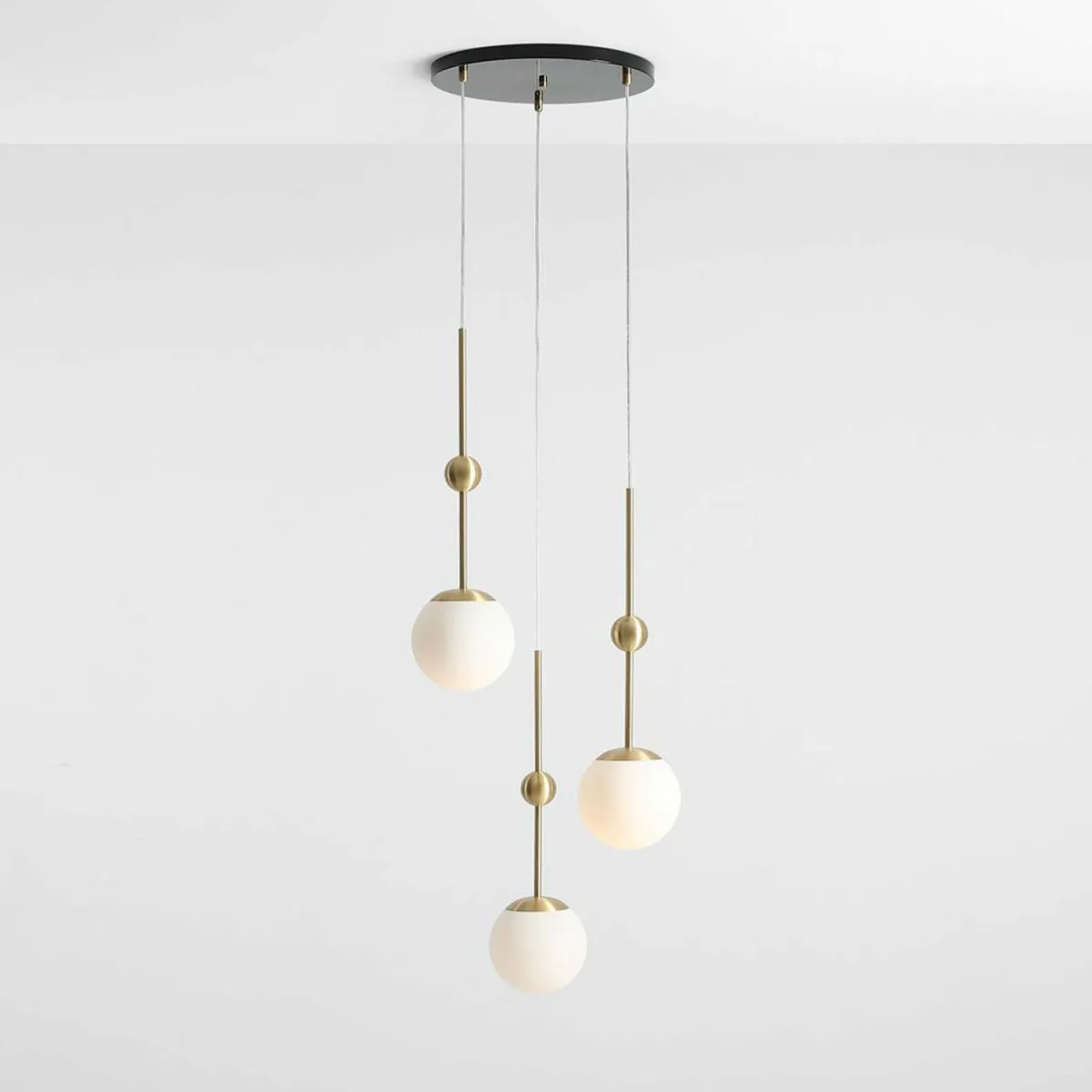 suspension_joel_ronde_laitonblanche___lampes_1.webp Sale ALDEX Suspension Joel, ronde, laiton/blanche, à 3 lampes