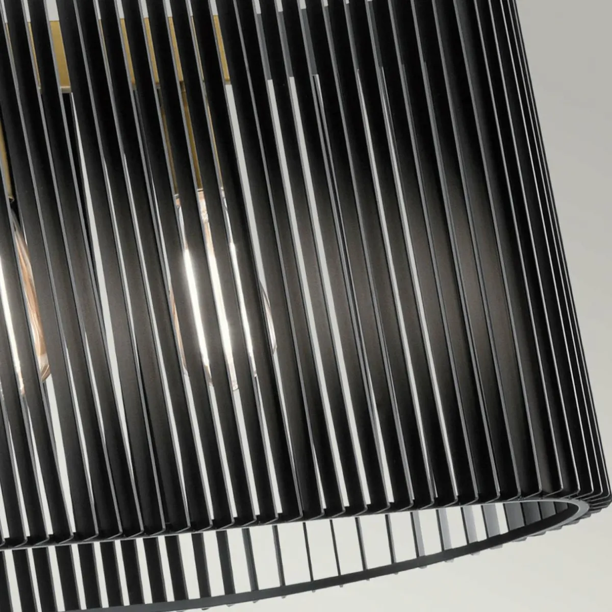 suspension_linara_noirelaiton__cinq_lampes_1.webp Outlet Quintiesse Suspension Linara, noire/laiton, à cinq lampes
