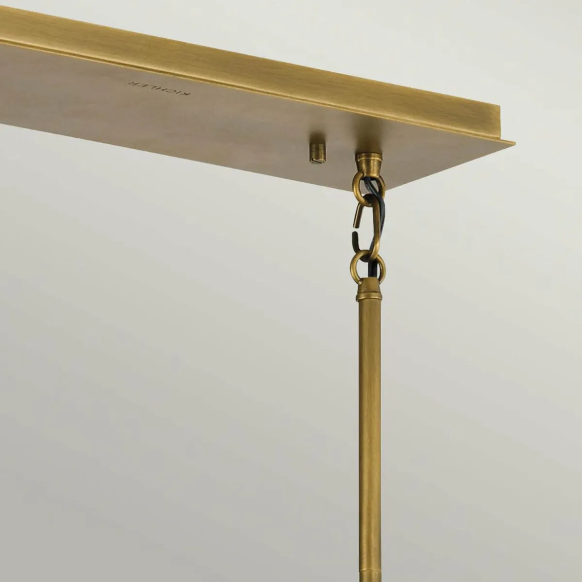 suspension_linara_noirelaiton__cinq_lampes_2.webp Outlet Quintiesse Suspension Linara, noire/laiton, à cinq lampes