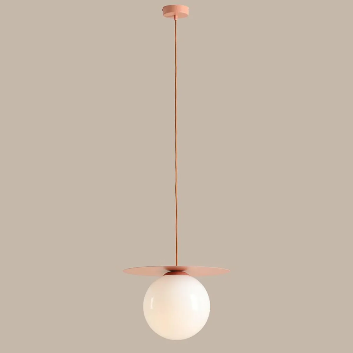 suspension_loop_coral_l_boule_de_verre_opale_mtal_rouge_corail_2.webp Best Sale ALDEX Suspension Loop Coral L, boule de verre opale, métal, rouge corail