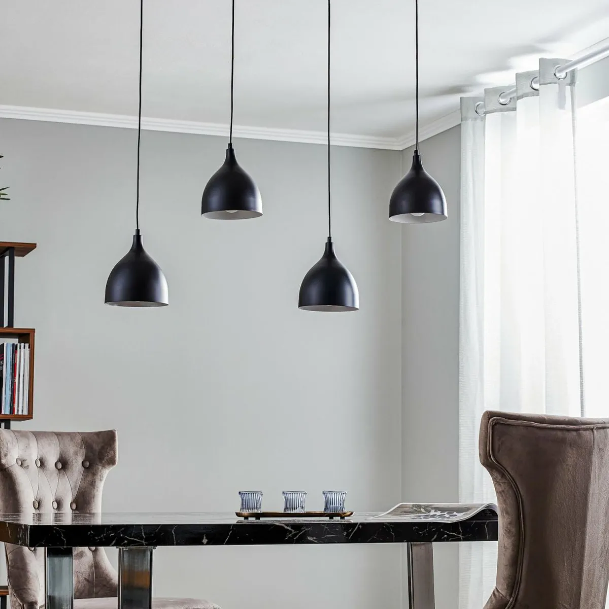 suspension_nanu_longue__quatre_lampes_noire_0.webp Clearance Luminex Suspension Nanu longue à quatre lampes noire