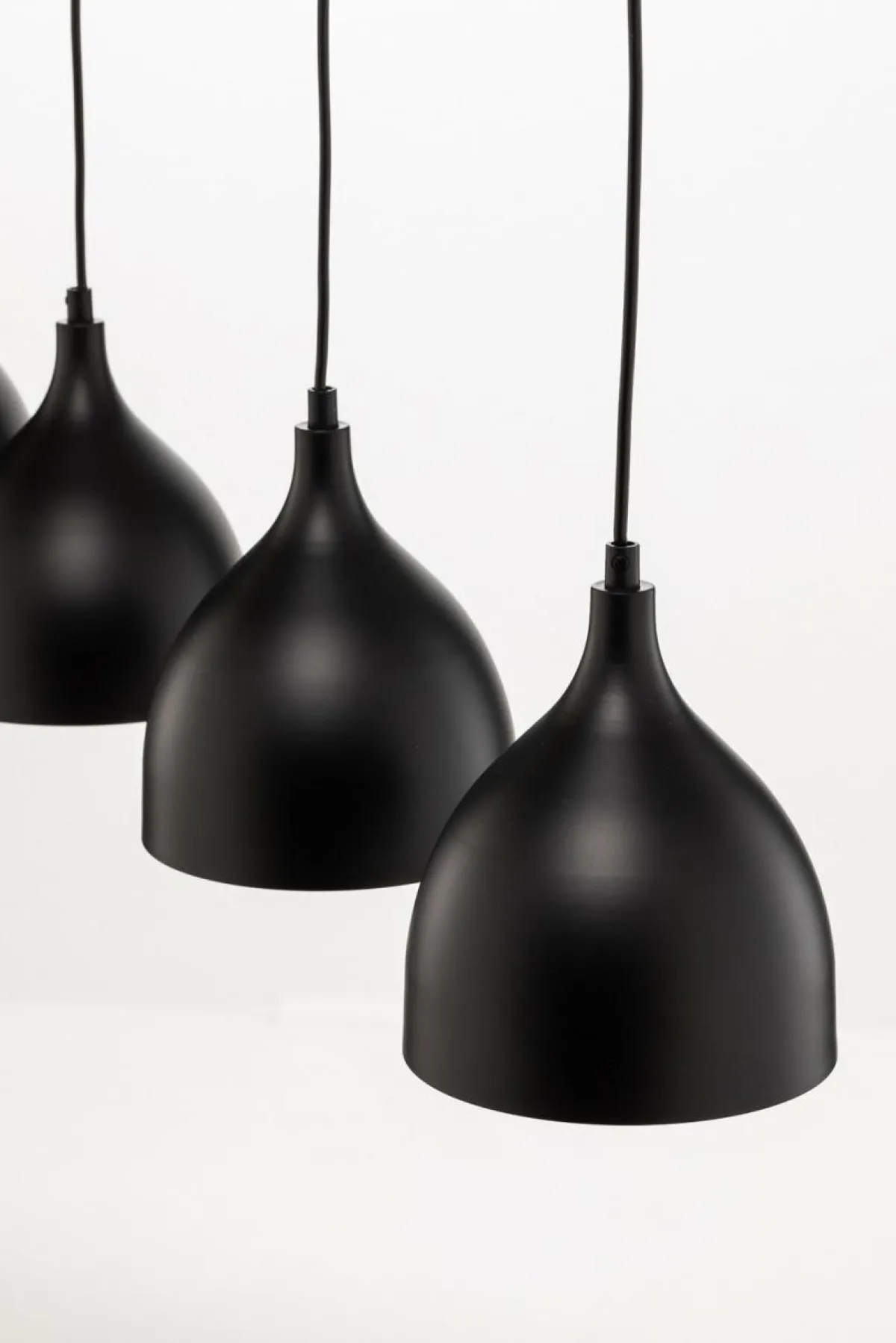 suspension_nanu_longue__quatre_lampes_noire_3.webp Clearance Luminex Suspension Nanu longue à quatre lampes noire