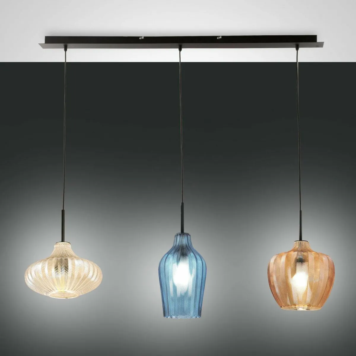 suspension_olbia_linaire___lampes_ambrebleubeige_verre_2.webp Flash Sale Fabas Luce Suspension Olbia, linéaire, à 3 lampes, ambre/bleu/beige, verre