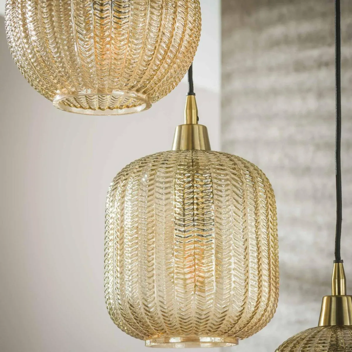 suspension_vshape_ambre___cm_verre___lampes_3.webp Flash Sale Zijlstra Suspension V-Shape, ambre, Ø 40 cm, verre, à 5 lampes