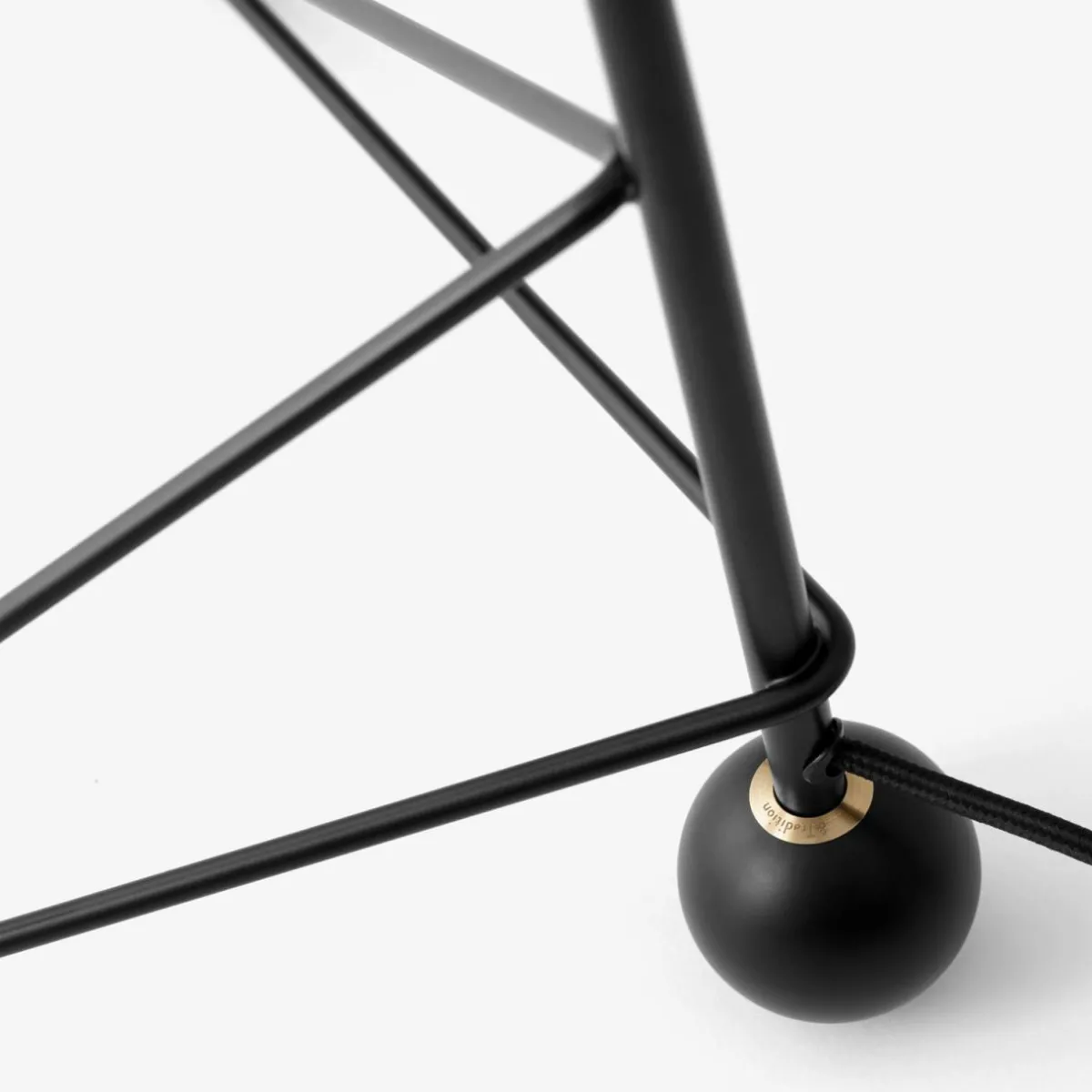 tradition_lampe__poser_tripod_hm_noir_hauteur__cm_2.webp Store &Tradition Lampe à poser Tripod HM9, noir, hauteur 45 cm
